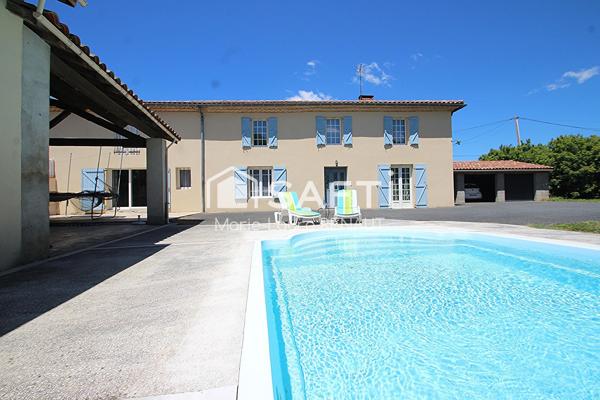 Maison ancienne avec piscine et terrain plat, grand garage et dépendances