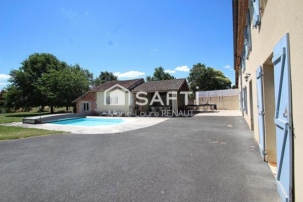 Maison ancienne avec piscine et terrain plat, grand garage et dépendances