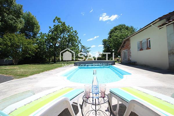 Maison ancienne avec piscine et terrain plat, grand garage et dépendances