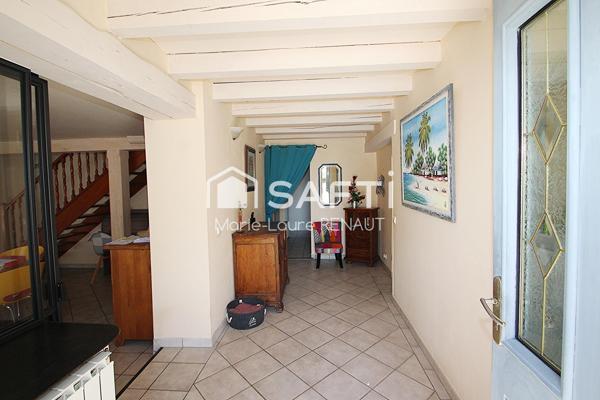 Maison ancienne avec piscine et terrain plat, grand garage et dépendances