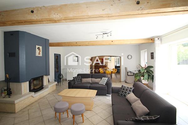 Maison ancienne avec piscine et terrain plat, grand garage et dépendances