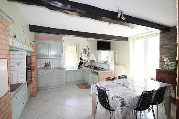 Maison ancienne avec piscine et terrain plat, grand garage et dépendances