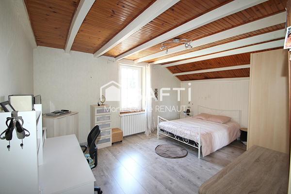 Maison ancienne avec piscine et terrain plat, grand garage et dépendances