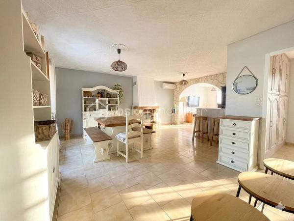 🏡 EXCLUSIVITÉ – Maison T4/T5 d’environ 103 m² – Quartier des Bellons à Istres 🌿

Dans l’un des quartiers les plus recherchés et paisibles d’Istres, découvrez cette agréable maison familiale offrant de nombreuses possibilités d’aménagement.

✨ Ses atouts :
✔ Séjour avec salon et cuisine ouverte équipée et aménagée
✔ 3 chambres, dont une grande chambre à l’étage
✔ Salle d’eau et WC séparé
✔ Buanderie pratique au quotidien
✔ Garage aménagé en chambre ou bureau, avec possibilité de créer une dépendance indépendante
✔ Espace détente intimiste à l’arrière de la maison
✔ Terrasse à l’avant avec coin jardin pour profiter des beaux jours
✔ Climatisation réversible au RDC
✔ Cheminée pour des soirées chaleureuses
A 5 minutes de l'étang de l'olivier. 

📍 Située dans le quartier calme et prisé des Bellons, cette maison est idéale pour une famille ou pour un projet avec espace de télétravail.

📞 Contactez-moi pour plus d’informations ou pour organiser une visite !