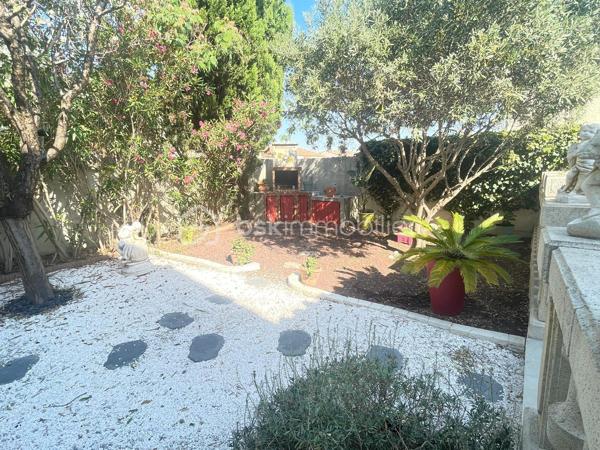 🏡 EXCLUSIVITÉ – Maison T4/T5 d’environ 103 m² – Quartier des Bellons à Istres 🌿

Dans l’un des quartiers les plus recherchés et paisibles d’Istres, découvrez cette agréable maison familiale offrant de nombreuses possibilités d’aménagement.

✨ Ses atouts :
✔ Séjour avec salon et cuisine ouverte équipée et aménagée
✔ 3 chambres, dont une grande chambre à l’étage
✔ Salle d’eau et WC séparé
✔ Buanderie pratique au quotidien
✔ Garage aménagé en chambre ou bureau, avec possibilité de créer une dépendance indépendante
✔ Espace détente intimiste à l’arrière de la maison
✔ Terrasse à l’avant avec coin jardin pour profiter des beaux jours
✔ Climatisation réversible au RDC
✔ Cheminée pour des soirées chaleureuses
A 5 minutes de l'étang de l'olivier. 

📍 Située dans le quartier calme et prisé des Bellons, cette maison est idéale pour une famille ou pour un projet avec espace de télétravail.

📞 Contactez-moi pour plus d’informations ou pour organiser une visite !
