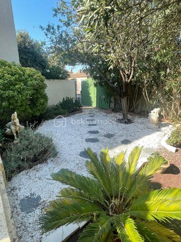🏡 EXCLUSIVITÉ – Maison T4/T5 d’environ 103 m² – Quartier des Bellons à Istres 🌿

Dans l’un des quartiers les plus recherchés et paisibles d’Istres, découvrez cette agréable maison familiale offrant de nombreuses possibilités d’aménagement.

✨ Ses atouts :
✔ Séjour avec salon et cuisine ouverte équipée et aménagée
✔ 3 chambres, dont une grande chambre à l’étage
✔ Salle d’eau et WC séparé
✔ Buanderie pratique au quotidien
✔ Garage aménagé en chambre ou bureau, avec possibilité de créer une dépendance indépendante
✔ Espace détente intimiste à l’arrière de la maison
✔ Terrasse à l’avant avec coin jardin pour profiter des beaux jours
✔ Climatisation réversible au RDC
✔ Cheminée pour des soirées chaleureuses
A 5 minutes de l'étang de l'olivier. 

📍 Située dans le quartier calme et prisé des Bellons, cette maison est idéale pour une famille ou pour un projet avec espace de télétravail.

📞 Contactez-moi pour plus d’informations ou pour organiser une visite !