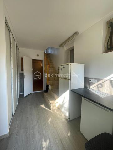 🏡 EXCLUSIVITÉ – Maison T4/T5 d’environ 103 m² – Quartier des Bellons à Istres 🌿

Dans l’un des quartiers les plus recherchés et paisibles d’Istres, découvrez cette agréable maison familiale offrant de nombreuses possibilités d’aménagement.

✨ Ses atouts :
✔ Séjour avec salon et cuisine ouverte équipée et aménagée
✔ 3 chambres, dont une grande chambre à l’étage
✔ Salle d’eau et WC séparé
✔ Buanderie pratique au quotidien
✔ Garage aménagé en chambre ou bureau, avec possibilité de créer une dépendance indépendante
✔ Espace détente intimiste à l’arrière de la maison
✔ Terrasse à l’avant avec coin jardin pour profiter des beaux jours
✔ Climatisation réversible au RDC
✔ Cheminée pour des soirées chaleureuses
A 5 minutes de l'étang de l'olivier. 

📍 Située dans le quartier calme et prisé des Bellons, cette maison est idéale pour une famille ou pour un projet avec espace de télétravail.

📞 Contactez-moi pour plus d’informations ou pour organiser une visite !