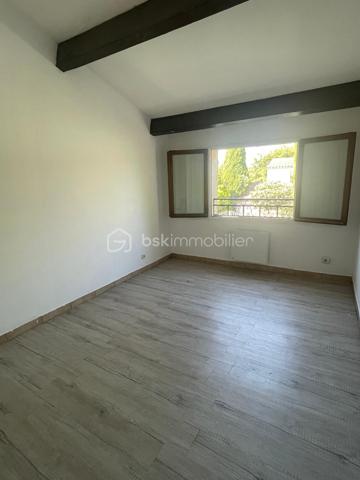 🏡 EXCLUSIVITÉ – Maison T4/T5 d’environ 103 m² – Quartier des Bellons à Istres 🌿

Dans l’un des quartiers les plus recherchés et paisibles d’Istres, découvrez cette agréable maison familiale offrant de nombreuses possibilités d’aménagement.

✨ Ses atouts :
✔ Séjour avec salon et cuisine ouverte équipée et aménagée
✔ 3 chambres, dont une grande chambre à l’étage
✔ Salle d’eau et WC séparé
✔ Buanderie pratique au quotidien
✔ Garage aménagé en chambre ou bureau, avec possibilité de créer une dépendance indépendante
✔ Espace détente intimiste à l’arrière de la maison
✔ Terrasse à l’avant avec coin jardin pour profiter des beaux jours
✔ Climatisation réversible au RDC
✔ Cheminée pour des soirées chaleureuses
A 5 minutes de l'étang de l'olivier. 

📍 Située dans le quartier calme et prisé des Bellons, cette maison est idéale pour une famille ou pour un projet avec espace de télétravail.

📞 Contactez-moi pour plus d’informations ou pour organiser une visite !