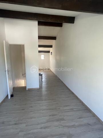 🏡 EXCLUSIVITÉ – Maison T4/T5 d’environ 103 m² – Quartier des Bellons à Istres 🌿

Dans l’un des quartiers les plus recherchés et paisibles d’Istres, découvrez cette agréable maison familiale offrant de nombreuses possibilités d’aménagement.

✨ Ses atouts :
✔ Séjour avec salon et cuisine ouverte équipée et aménagée
✔ 3 chambres, dont une grande chambre à l’étage
✔ Salle d’eau et WC séparé
✔ Buanderie pratique au quotidien
✔ Garage aménagé en chambre ou bureau, avec possibilité de créer une dépendance indépendante
✔ Espace détente intimiste à l’arrière de la maison
✔ Terrasse à l’avant avec coin jardin pour profiter des beaux jours
✔ Climatisation réversible au RDC
✔ Cheminée pour des soirées chaleureuses
A 5 minutes de l'étang de l'olivier. 

📍 Située dans le quartier calme et prisé des Bellons, cette maison est idéale pour une famille ou pour un projet avec espace de télétravail.

📞 Contactez-moi pour plus d’informations ou pour organiser une visite !