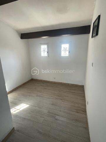 🏡 EXCLUSIVITÉ – Maison T4/T5 d’environ 103 m² – Quartier des Bellons à Istres 🌿

Dans l’un des quartiers les plus recherchés et paisibles d’Istres, découvrez cette agréable maison familiale offrant de nombreuses possibilités d’aménagement.

✨ Ses atouts :
✔ Séjour avec salon et cuisine ouverte équipée et aménagée
✔ 3 chambres, dont une grande chambre à l’étage
✔ Salle d’eau et WC séparé
✔ Buanderie pratique au quotidien
✔ Garage aménagé en chambre ou bureau, avec possibilité de créer une dépendance indépendante
✔ Espace détente intimiste à l’arrière de la maison
✔ Terrasse à l’avant avec coin jardin pour profiter des beaux jours
✔ Climatisation réversible au RDC
✔ Cheminée pour des soirées chaleureuses
A 5 minutes de l'étang de l'olivier. 

📍 Située dans le quartier calme et prisé des Bellons, cette maison est idéale pour une famille ou pour un projet avec espace de télétravail.

📞 Contactez-moi pour plus d’informations ou pour organiser une visite !