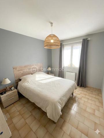 🏡 EXCLUSIVITÉ – Maison T4/T5 d’environ 103 m² – Quartier des Bellons à Istres 🌿

Dans l’un des quartiers les plus recherchés et paisibles d’Istres, découvrez cette agréable maison familiale offrant de nombreuses possibilités d’aménagement.

✨ Ses atouts :
✔ Séjour avec salon et cuisine ouverte équipée et aménagée
✔ 3 chambres, dont une grande chambre à l’étage
✔ Salle d’eau et WC séparé
✔ Buanderie pratique au quotidien
✔ Garage aménagé en chambre ou bureau, avec possibilité de créer une dépendance indépendante
✔ Espace détente intimiste à l’arrière de la maison
✔ Terrasse à l’avant avec coin jardin pour profiter des beaux jours
✔ Climatisation réversible au RDC
✔ Cheminée pour des soirées chaleureuses
A 5 minutes de l'étang de l'olivier. 

📍 Située dans le quartier calme et prisé des Bellons, cette maison est idéale pour une famille ou pour un projet avec espace de télétravail.

📞 Contactez-moi pour plus d’informations ou pour organiser une visite !