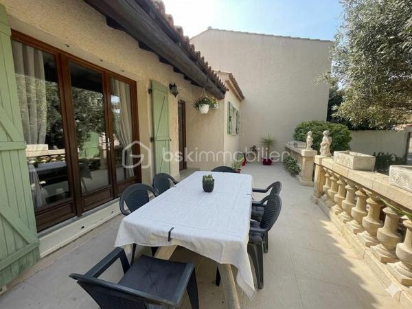 🏡 EXCLUSIVITÉ – Maison T4/T5 d’environ 103 m² – Quartier des Bellons à Istres 🌿

Dans l’un des quartiers les plus recherchés et paisibles d’Istres, découvrez cette agréable maison familiale offrant de nombreuses possibilités d’aménagement.

✨ Ses atouts :
✔ Séjour avec salon et cuisine ouverte équipée et aménagée
✔ 3 chambres, dont une grande chambre à l’étage
✔ Salle d’eau et WC séparé
✔ Buanderie pratique au quotidien
✔ Garage aménagé en chambre ou bureau, avec possibilité de créer une dépendance indépendante
✔ Espace détente intimiste à l’arrière de la maison
✔ Terrasse à l’avant avec coin jardin pour profiter des beaux jours
✔ Climatisation réversible au RDC
✔ Cheminée pour des soirées chaleureuses
A 5 minutes de l'étang de l'olivier. 

📍 Située dans le quartier calme et prisé des Bellons, cette maison est idéale pour une famille ou pour un projet avec espace de télétravail.

📞 Contactez-moi pour plus d’informations ou pour organiser une visite !
