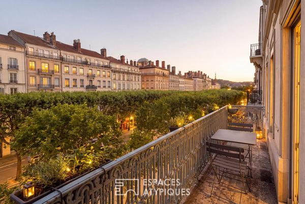 Appartement bourgeois d’exception rénové par architecte avec balcon filant – cours Franklin Roosevelt