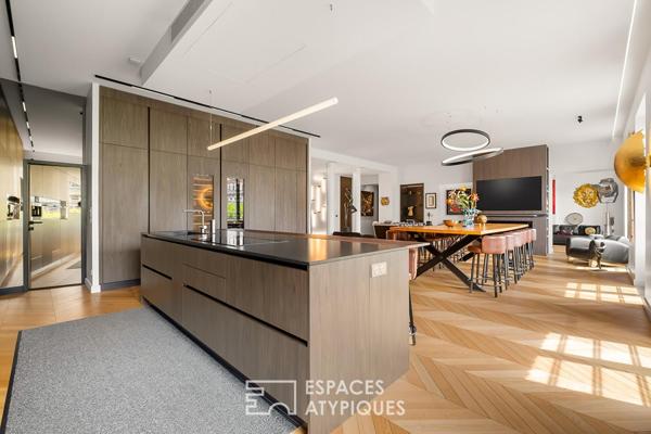 Appartement bourgeois d’exception rénové par architecte avec balcon filant – cours Franklin Roosevelt