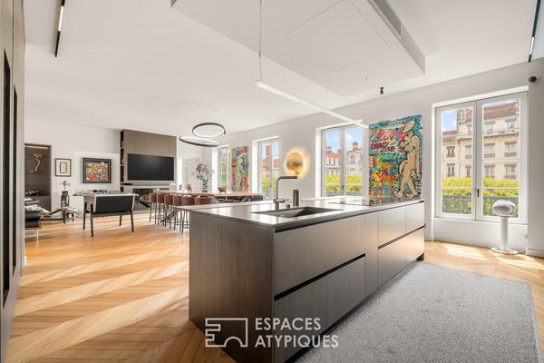 Appartement bourgeois d’exception rénové par architecte avec balcon filant – cours Franklin Roosevelt