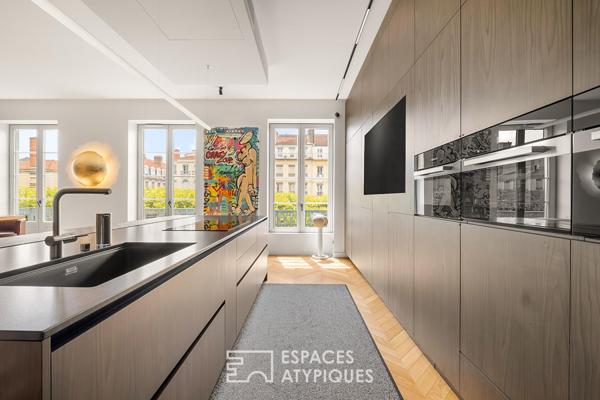 Appartement bourgeois d’exception rénové par architecte avec balcon filant – cours Franklin Roosevelt