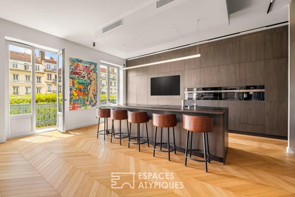 Appartement bourgeois d’exception rénové par architecte avec balcon filant – cours Franklin Roosevelt