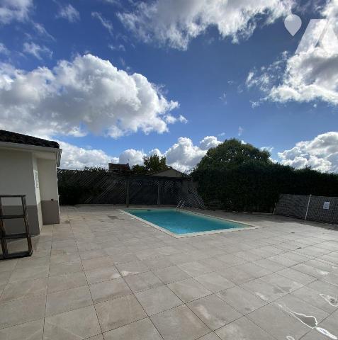 BEGLES limite TALENCE Bagatelle
Appartement dans résidence avec piscine 
Trés bon état double...