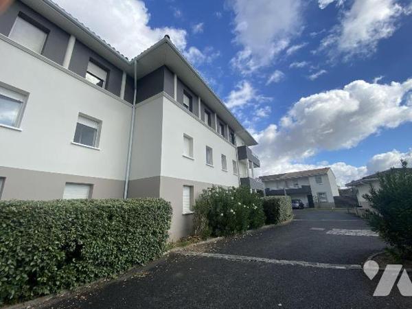BEGLES limite TALENCE Bagatelle
Appartement dans résidence avec piscine 
Trés bon état double...