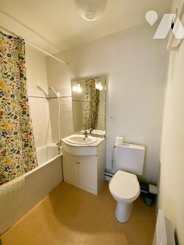 BEGLES limite TALENCE Bagatelle
Appartement dans résidence avec piscine 
Trés bon état double...