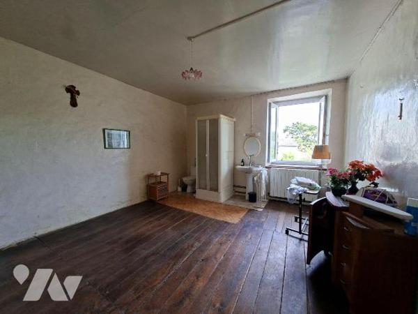 Genneton,
découvrez cette spacieuse maison de 143 m², idéale pour une famille à la recherche d...