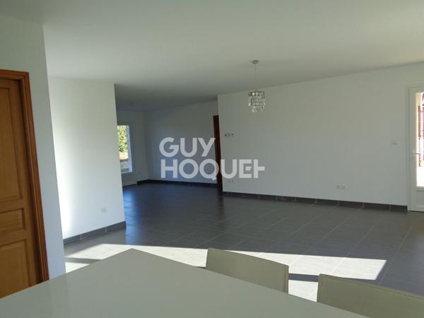 Maison de plain-pied avec 3 chambres, garage et jardin