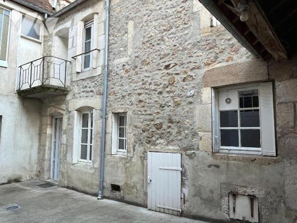 A VENDRE à AVALLON (89200) en centre ville, UN ENSEMBLE IMMOBILIER qui comprend 4 appartements ...