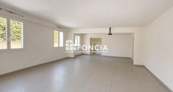Location Local commercial 3 pièces 70 m² - L'isle-sur-la-sorgue 84800
