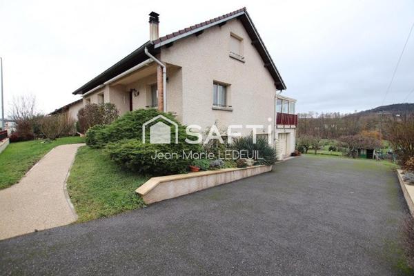 Maison 4 chambres, 2 garages et jardin.