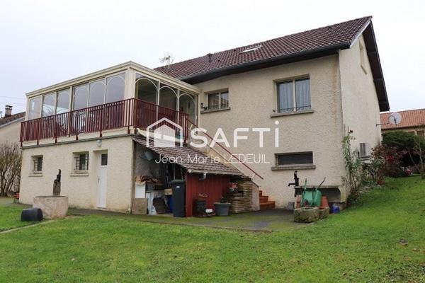 Maison 4 chambres, 2 garages et jardin.