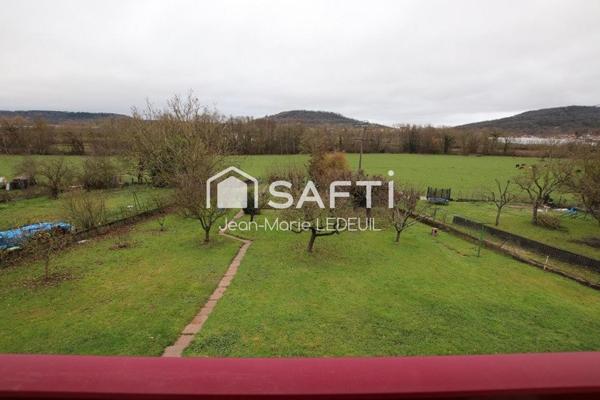 Maison 4 chambres, 2 garages et jardin.