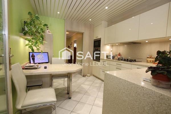 Maison 4 chambres, 2 garages et jardin.