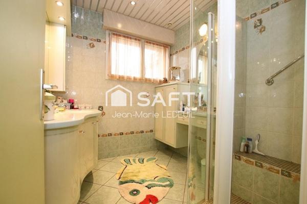 Maison 4 chambres, 2 garages et jardin.