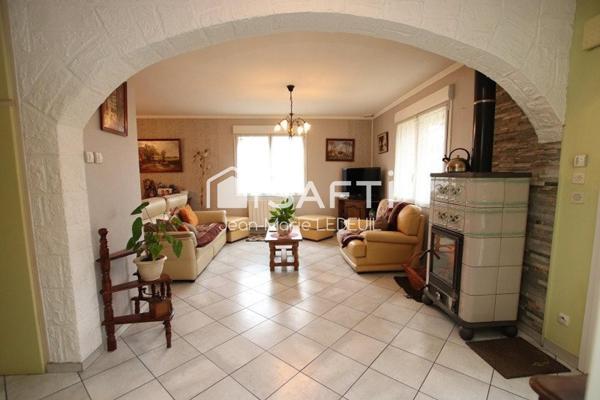 Maison 4 chambres, 2 garages et jardin.