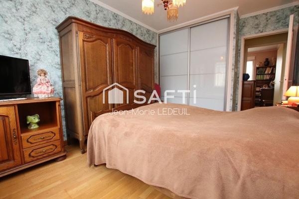 Maison 4 chambres, 2 garages et jardin.