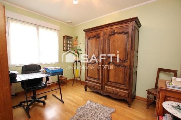 Maison 4 chambres, 2 garages et jardin.