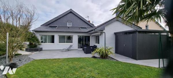 LA GUERCHE DE BGNE - Centre ville - Maison avec garage et terrain