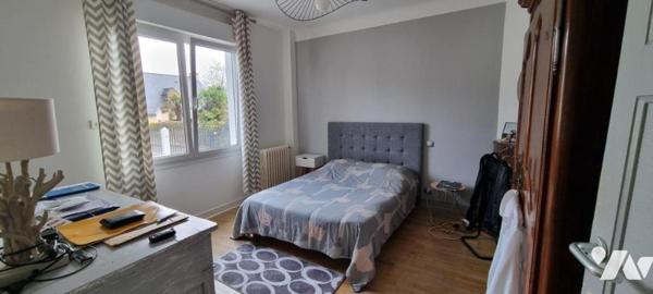 LA GUERCHE DE BGNE - Centre ville - Maison avec garage et terrain