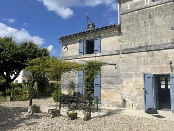 MAISON DE BOURG EN PIERRES