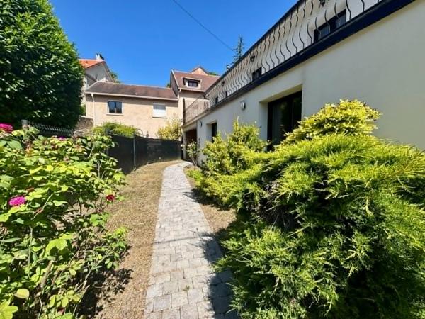 Maison
         5 pièces
        - 100 m² 539 000 € *