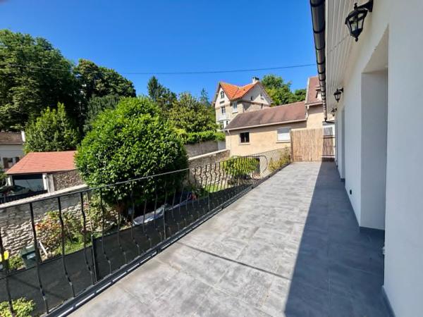 Maison
         5 pièces
        - 100 m² 539 000 € *