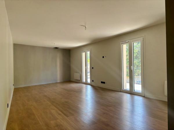 Maison
         5 pièces
        - 100 m² 539 000 € *