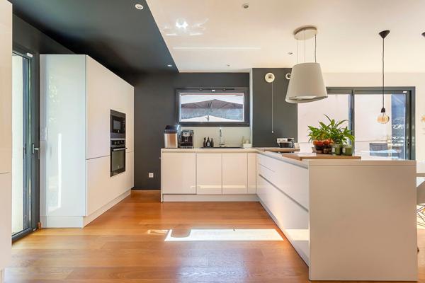Triplex contemporain comme une maison sur le plateau de St Rambert
