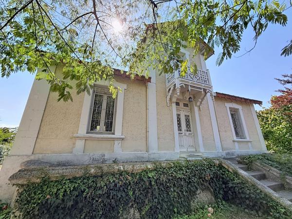 AUX PORTES D'ANGOULEME, à proximité immédiate de toutes commodités, adorable maison des années 20 entièrement