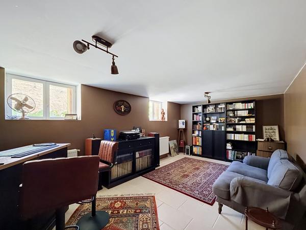 AUX PORTES D'ANGOULEME, à proximité immédiate de toutes commodités, adorable maison des années 20 entièrement