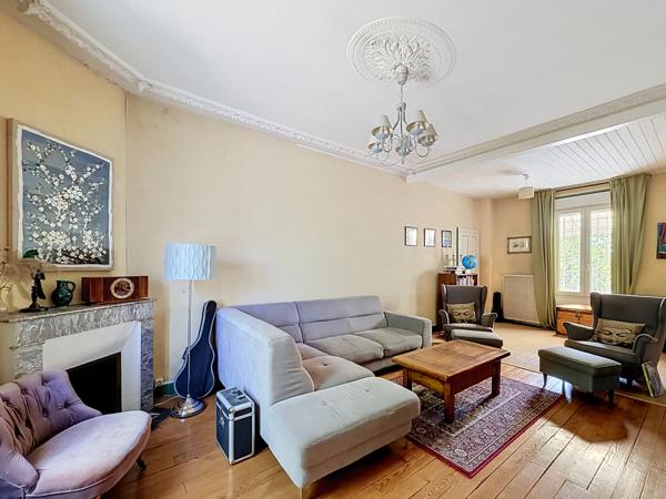 AUX PORTES D'ANGOULEME, à proximité immédiate de toutes commodités, adorable maison des années 20 entièrement