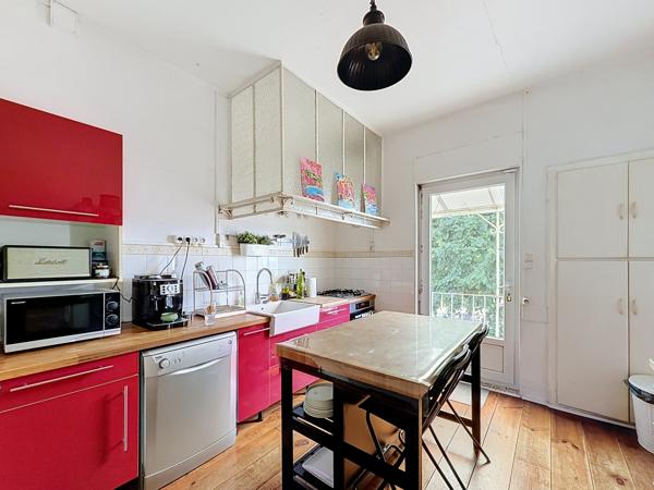 AUX PORTES D'ANGOULEME, à proximité immédiate de toutes commodités, adorable maison des années 20 entièrement