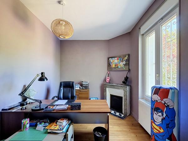 AUX PORTES D'ANGOULEME, à proximité immédiate de toutes commodités, adorable maison des années 20 entièrement