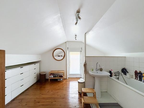 AUX PORTES D'ANGOULEME, à proximité immédiate de toutes commodités, adorable maison des années 20 entièrement