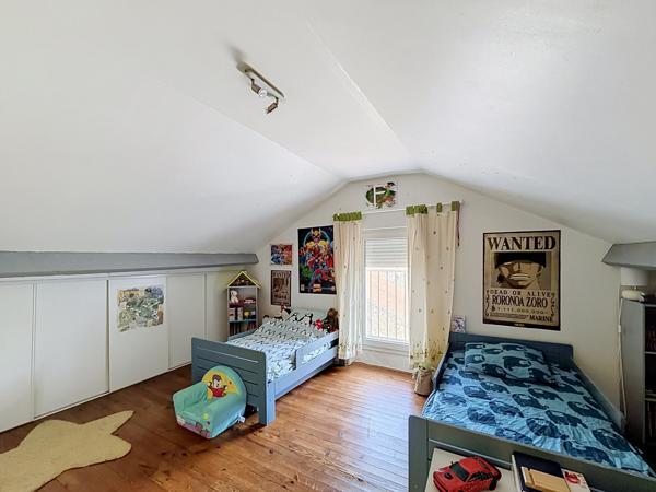 AUX PORTES D'ANGOULEME, à proximité immédiate de toutes commodités, adorable maison des années 20 entièrement